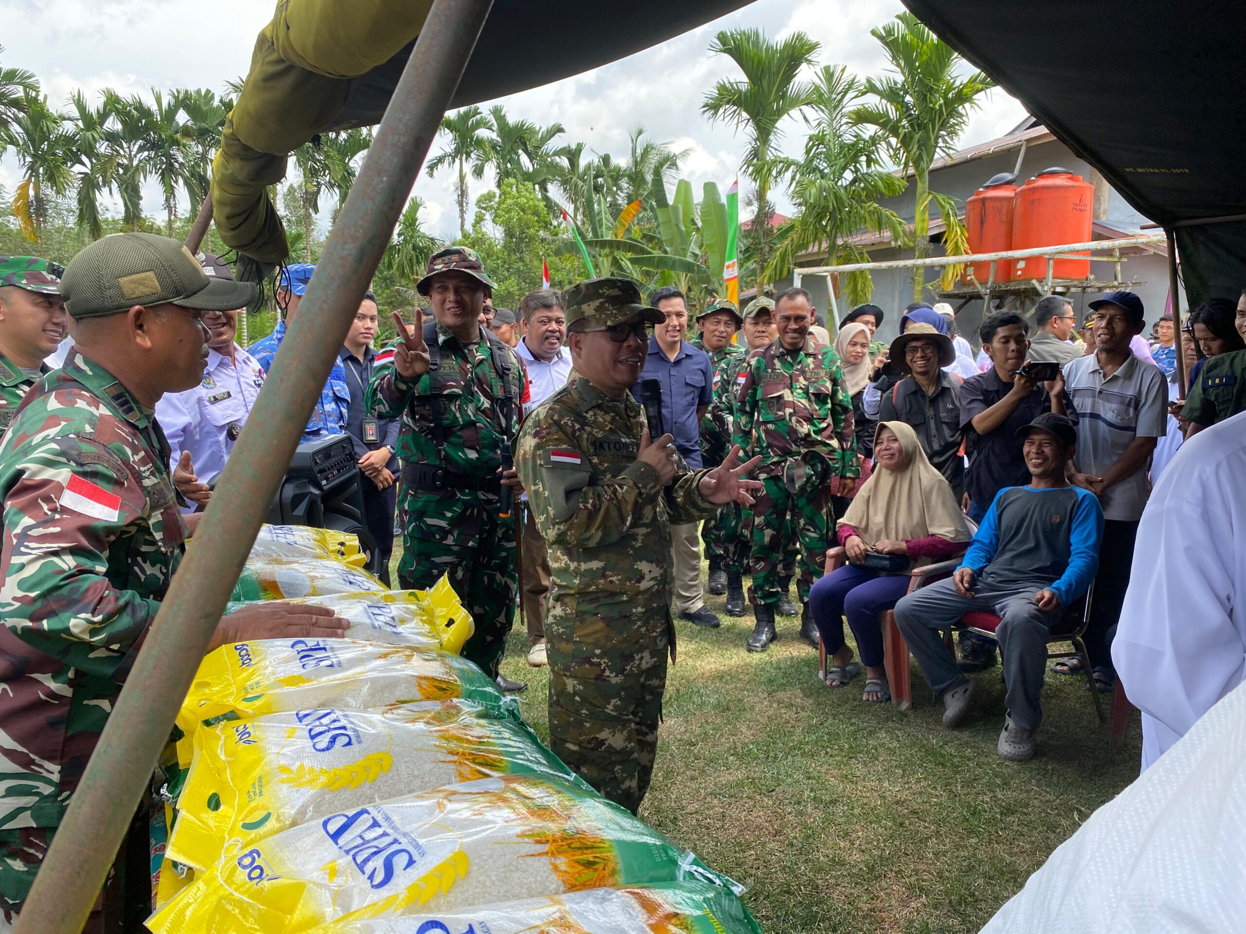 Bupati Sambas Hadiri Pembukaan TMMD ke-128 dan Gerakan Pangan Murah di Desa Ratu Sepudak